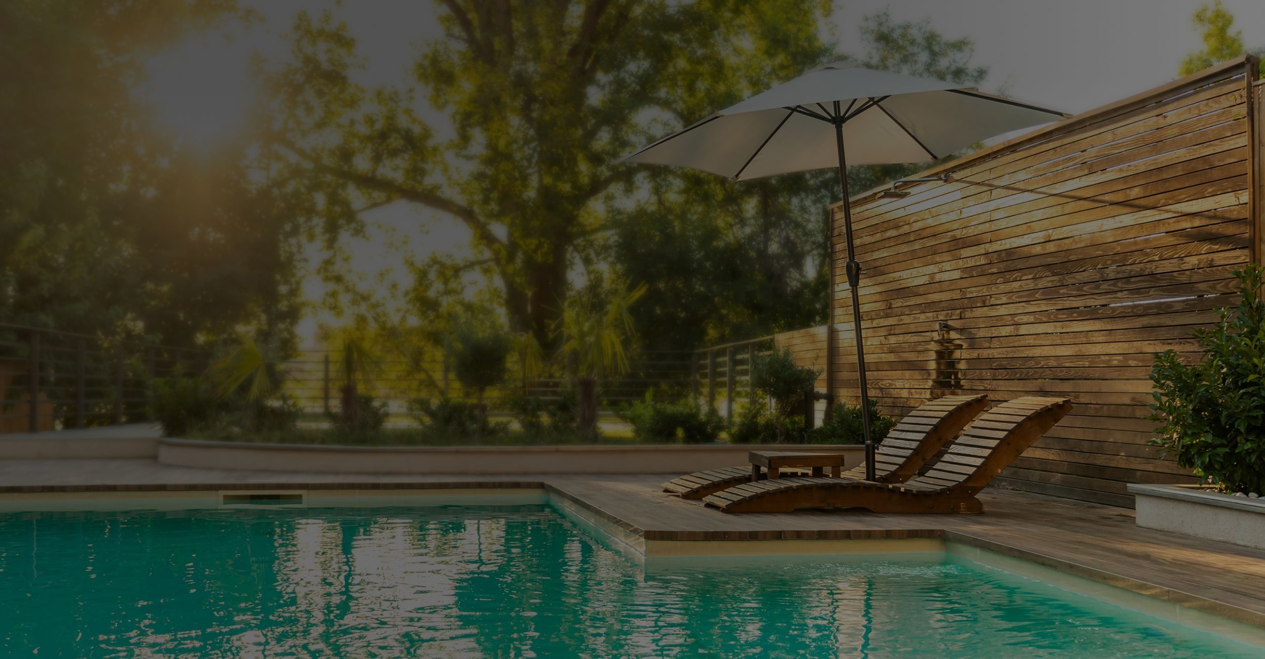 Luxuriöses modernes Wohnhaus mit beleuchtetem Infinity-Pool bei Dämmerung